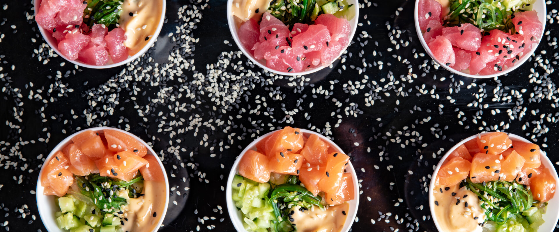Poke bowls with sesame seeds